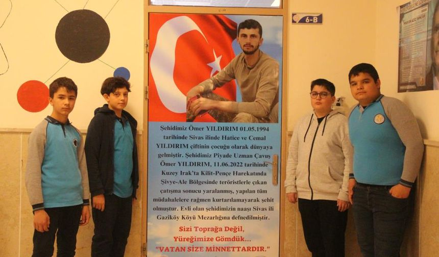 Sivas'ta şehitlerin hatıraları yaşatılıyor: Mehmet Akif İnan Ortaokulu'nda sınıf kapıları şehitlere adandı
