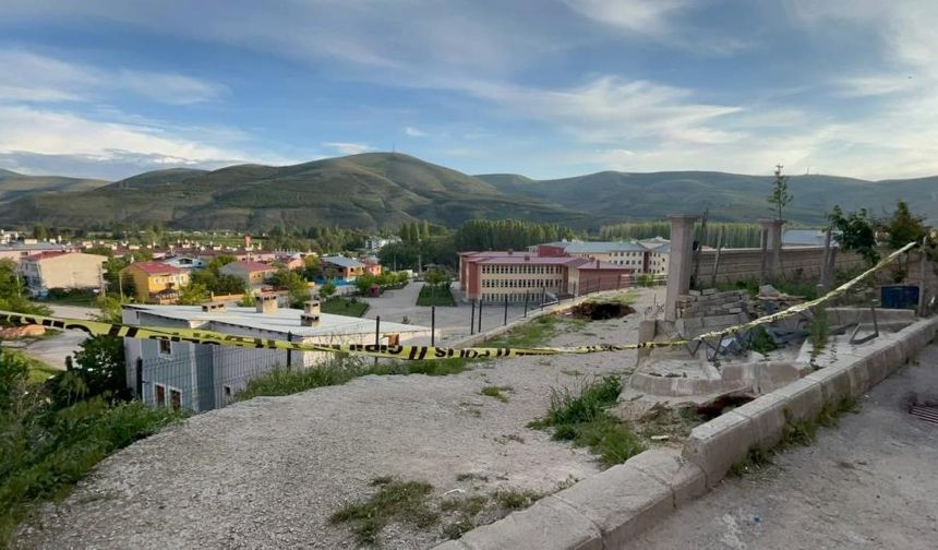 Bayburt'ta korku anları: Çocuk oyun parkı duvarı göçtü