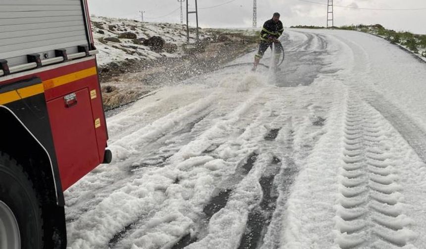 Iğdır'da şiddetli dolu ve sağanak yağış sel felaketi yarattı