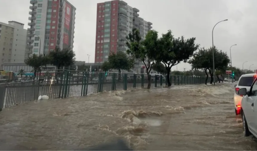 Adana'da yoğun yağmur: İş yeri ve evler sular altında kaldı!