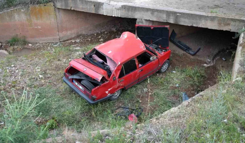 Kırıkkale'de otomobil beton menfeze çarptı: 2 kişi yaralandı