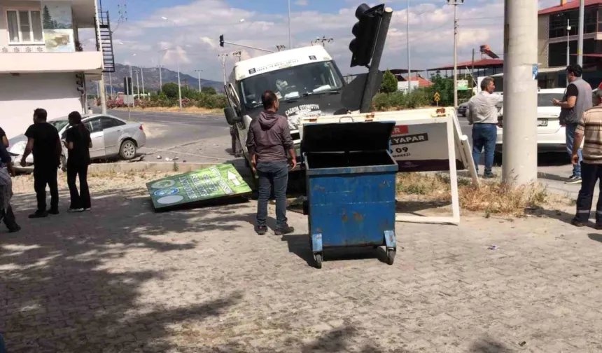 Aydın Buharkent'te minibüs durağa daldı! Yaralı yok, minibüs durağı hasarlı