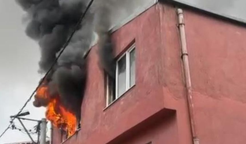 Bursa'da korkutan yangın: 3 katlı binada ev yanıp kül oldu!