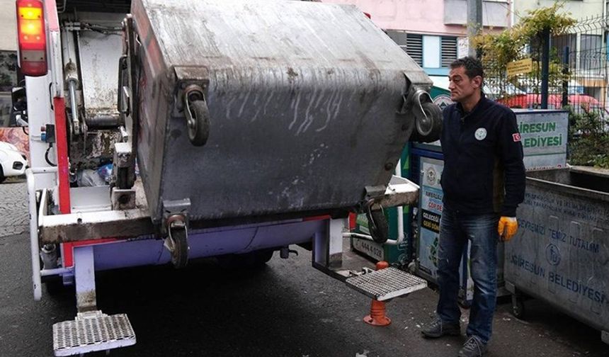 CHP'li Başkan'dan örnek hareket: İşçilerle çöp topladı!