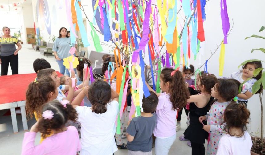Hatay'da anlamlı etkinlik: Deprezemde minikler Hıdırellez'i kutladı