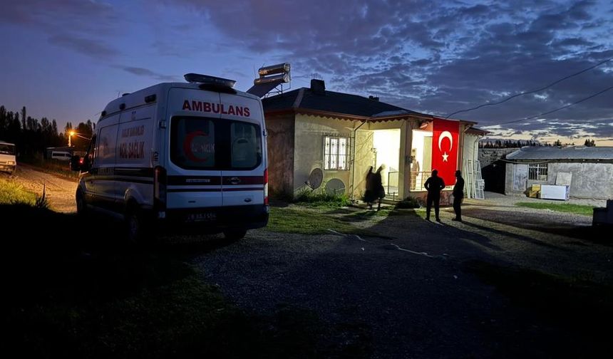 Iğdır'da yürekleri yakan gelişme: Şehidin baba evine Türk bayrağı asıldı!