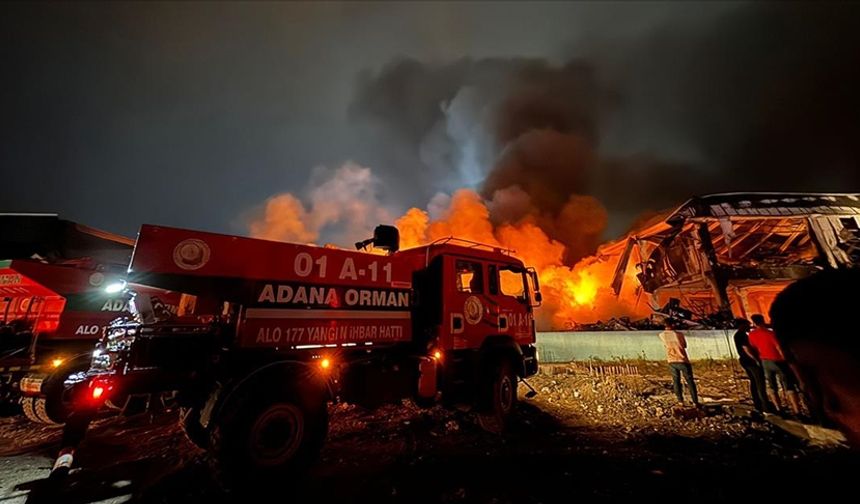 Adana'da fabrika alevlere teslim oldu: Yangın kontrol altına alındı!
