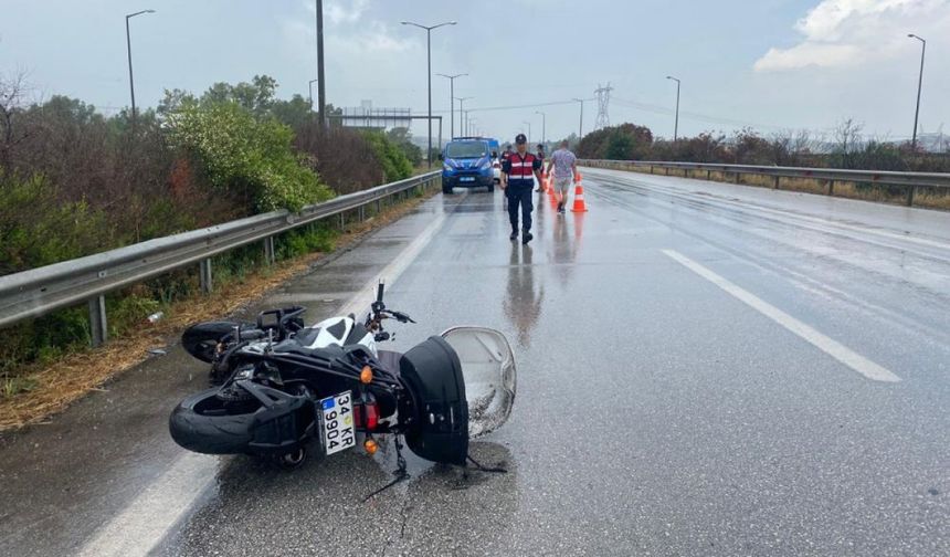 Motosiklet kamyon altına girdi: 2 genç ağır yaralı!