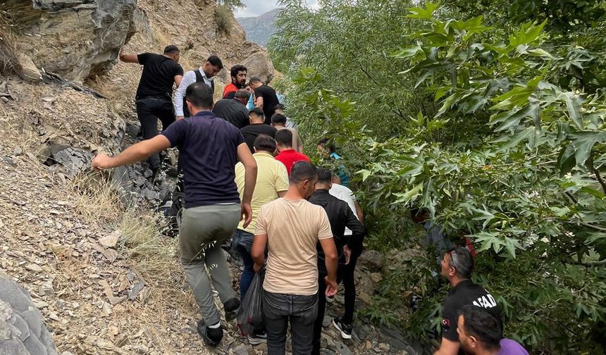 Bitlis'te serinlemek için girdiği çayda boğuldu