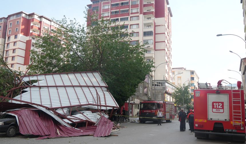 Muş'ta fırtına dehşeti: Çatılar uçtu, araçlar kullanılamaz hale geldi!