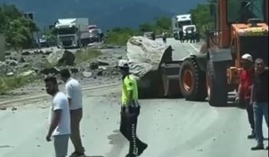 Hopa’da karayolu ulaşıma kapandı: Yamaçtan kopan kayalar seyir halindeki araca isabet etti