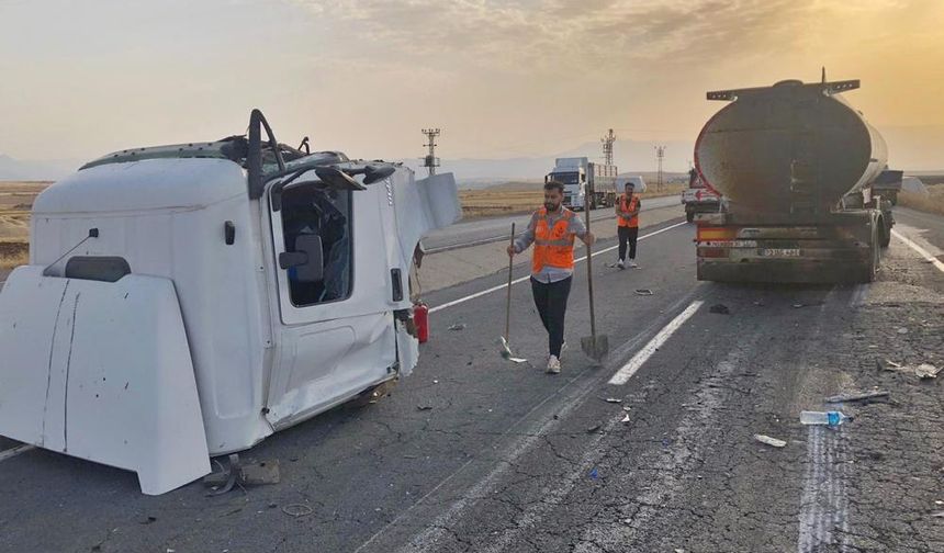 Cizre'de tanker tıra arkadan çarptı: 1 yaralı