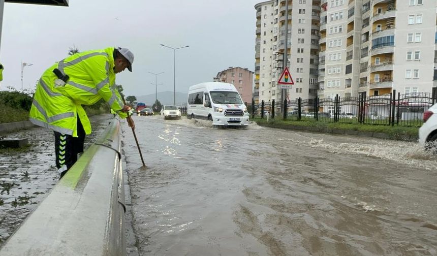 Rize'de sağanak yağış cadde ve sokakları su altına aldı