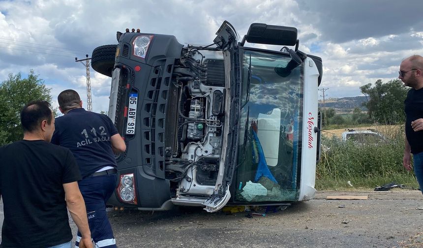 Amasya'da beton mikseri kontrolden çıkarak devrildi: 1 yaralı