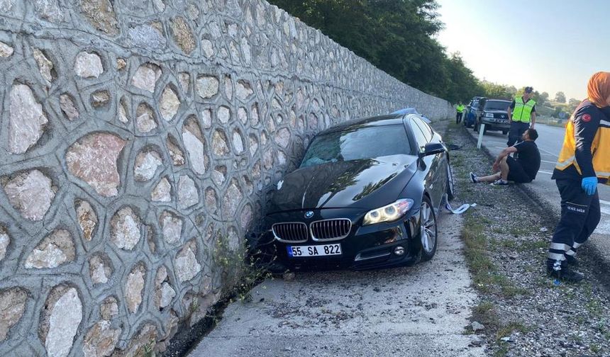 Amasya’da seyir halindeki araç istinat duvarına çarptı: 1 ölü, 4 yaralı!