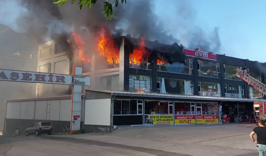 Amasya'da AVM'de büyük yangın: 2 kişi kurtarıldı