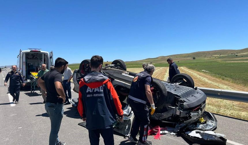 Gelin arabası ile traktör çarpıştı: 7 yaralı