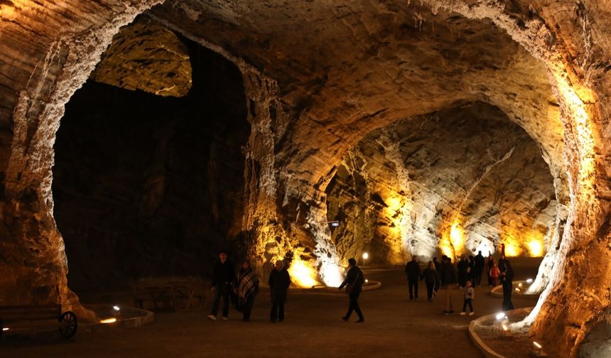 Iğdır Tuz Mağaralarında bayram yoğunluğu: Turistler akın ediyor