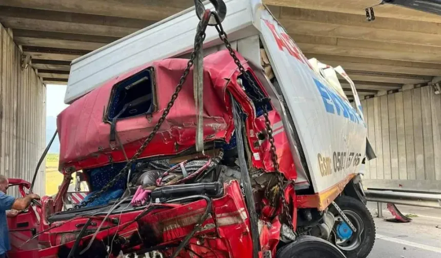 Osmaniye'de trafik kazası: Tır kontrolden çıktı, köprüden düştü: 1 ölü