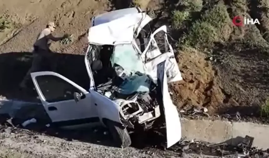 Erzurum'da ambulans ve hafif ticari araç kafa kafaya çarpıştı: 4 ölü, 1 yaralı!