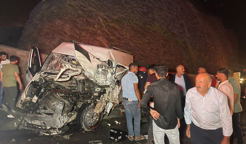 Hakkari'de TIR ile minibüs kafa kafaya çarpıştı: 1'i ağır 4 yaralı