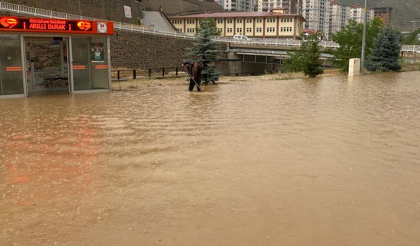 Gümüşhane'de sağanak hayatı felç etti: Taşkın ve heyelanlar yaşandı