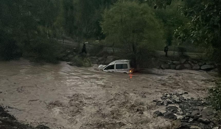 Erzurum'da heyelan faciası: Anne hayatını kaybetti, oğlu aranıyor