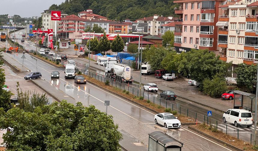 Bartın'da sağanak hayatı felç etti: Yollar kapandı, dükkanları su bastı!