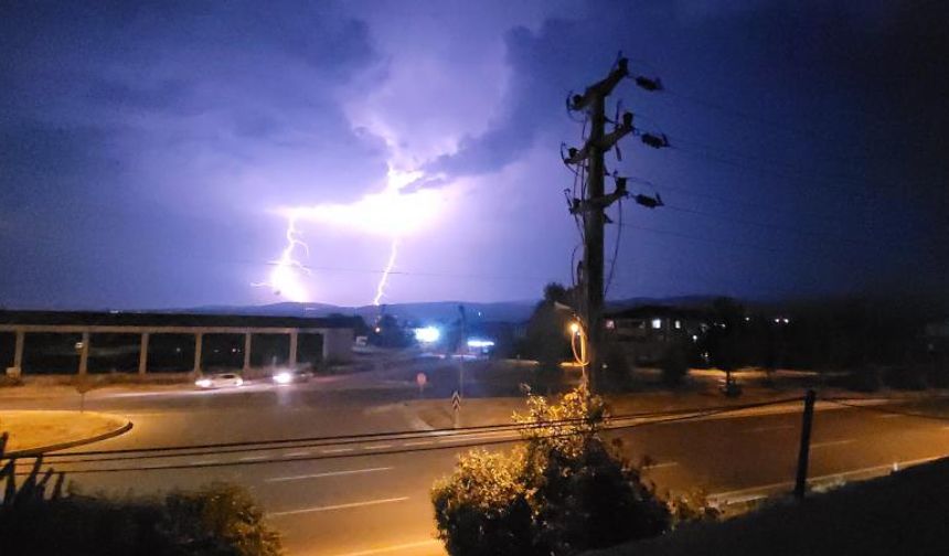 Gökyüzü şimşeklerle aydınlandı, izleyenler hayran kaldı