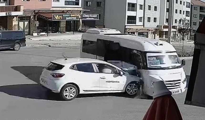 Elazığ'da minibüs ve araç çarpıştı: O anlar güvenlik kameralarına yansıdı!