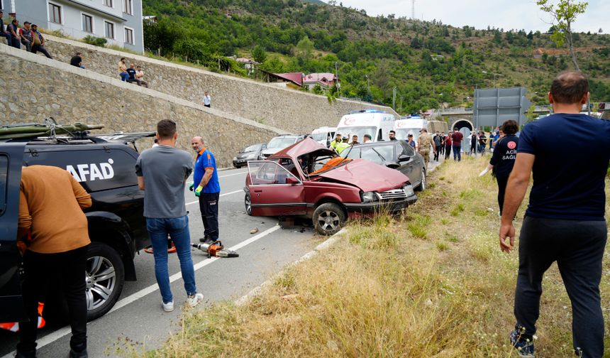 Gümüşhane'de trafik kazası: Bir aile yok oldu! 2 ölü, 3 yaralı!