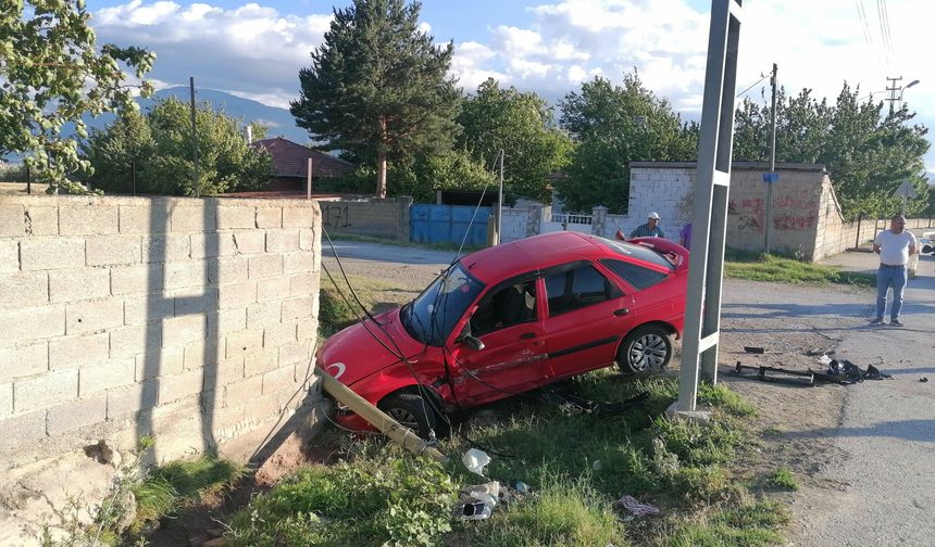 Erzincan'da iki araç kafa kafaya çarpıştı!