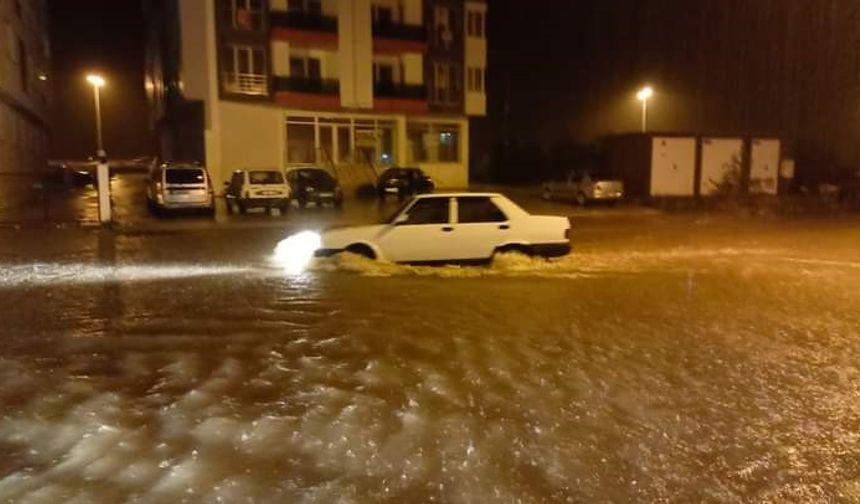 Sinop'ta sağanak felaketi: Ev ve iş yerlerini su bastı!