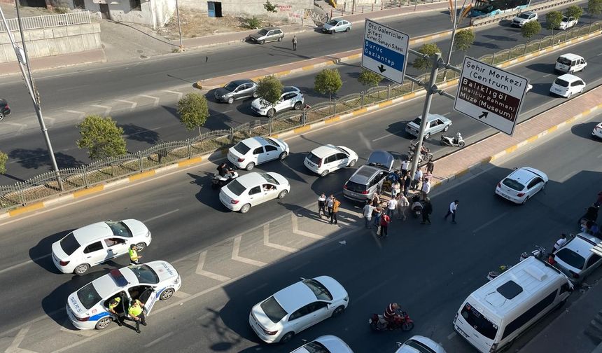 Şanlıurfa'da araç kontrolünü kaybetti refüje çarptı: 6 yaralı!