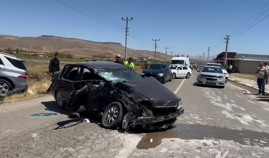 Aksaray’da dehşet! Cip ve otomobil kafa kafaya çarpıştı: 1’i ağır 4 yaralı