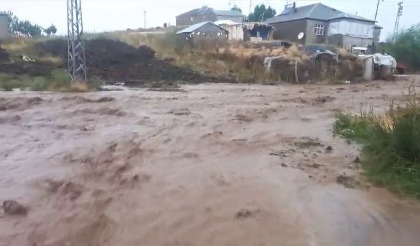 Ağrı'da sel felaketi: Şehir sular altında kaldı!