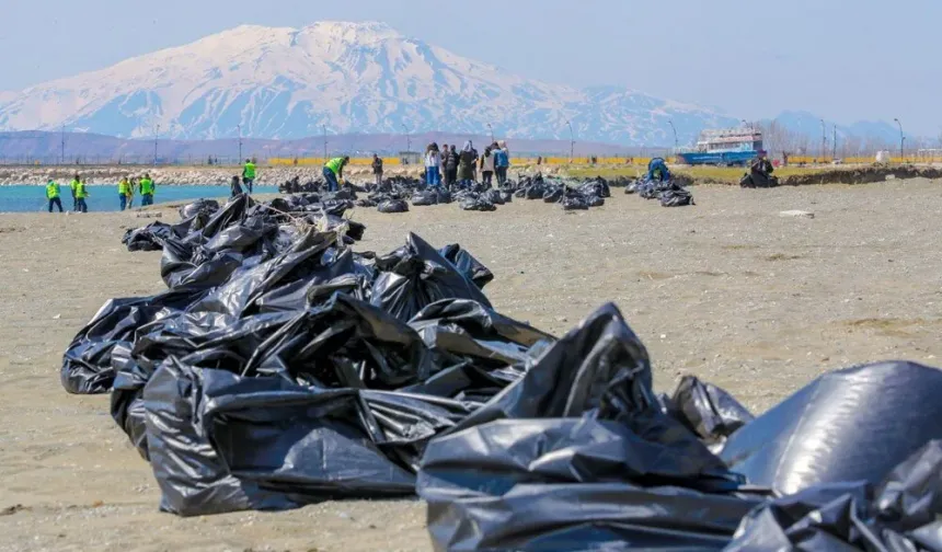 Van Gölü'nden 20 ton çöp çıkarıldı!