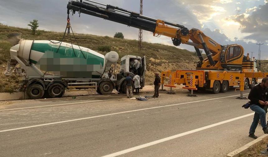 Bayburt'ta feci kaza! Beton mikseri yola devrildi: 1 ölü