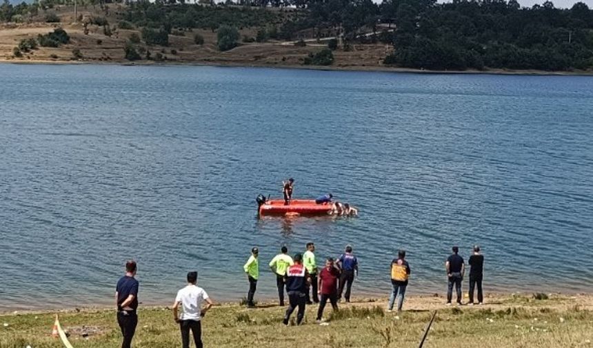 Bilecik'te park halindeki otomobil gölete düştü: Küçük çocuk hayatını kaybetti!