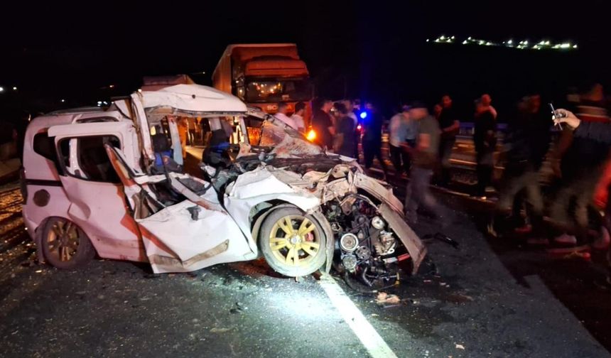 Erzincan'da feci kaza: Traktörle çarpışan hafif ticari araçta 3 can kaybı