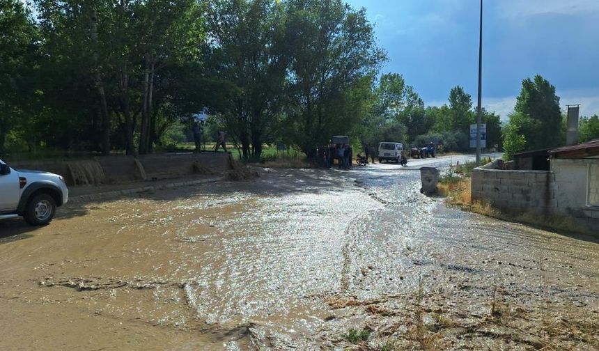 Erzincan'da sel felaketi: Çağlayan Beldesi sular altında!