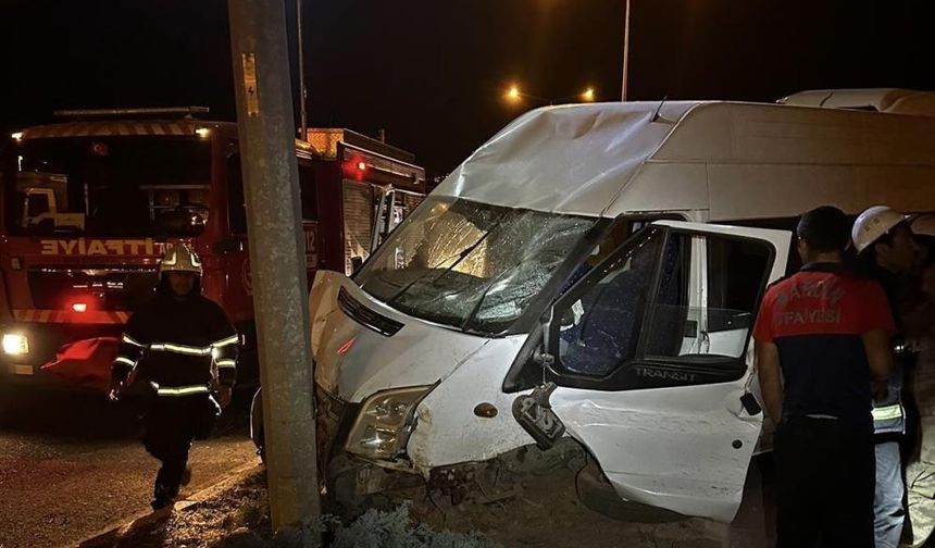 Mardin’de minibüs önce refüje ardından aydınlatma direğine çarptı: 1 yaralı!