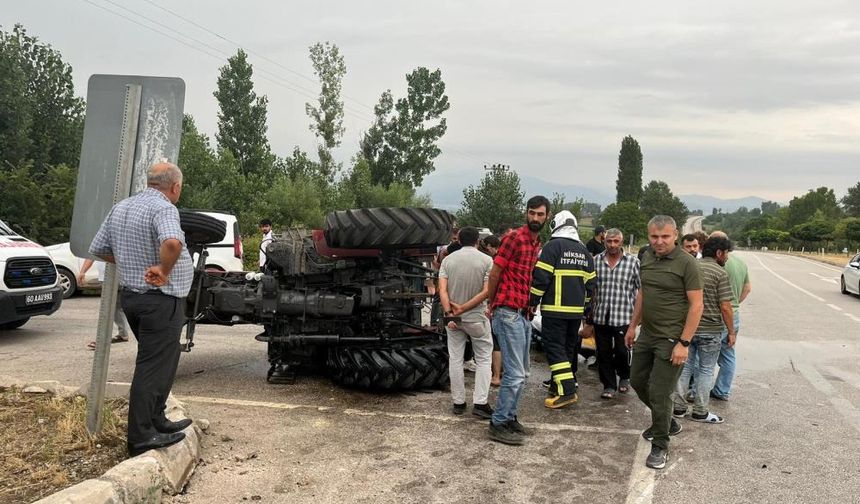 Niksar'da traktör ve otomobil kafa kafaya çarpıştı : 2 yaralı