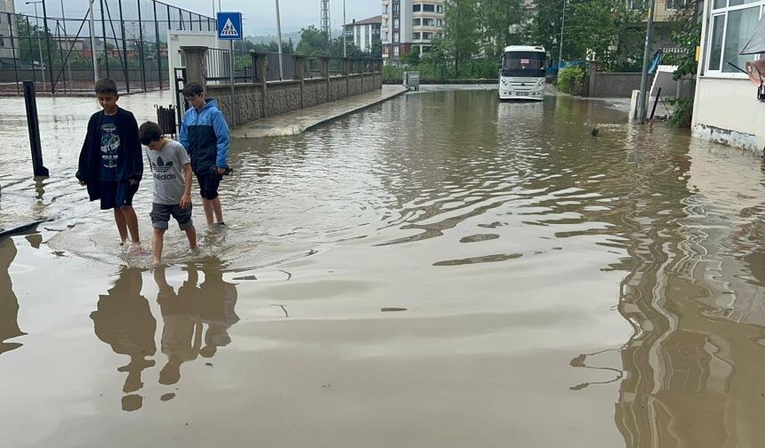 Ordu adeta sular altında: İş yerleri ve evleri su bastı!