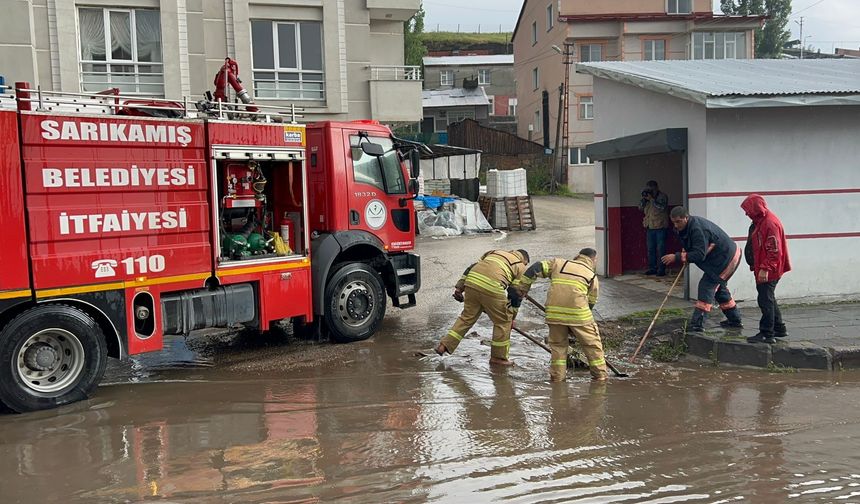 Sarıkamış'ta şiddetli yağmur hayatı felç etti, birçok evi su bastı