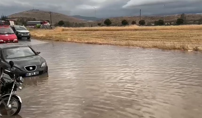 Tokat'ta sağanak; cadde ve sokaklar suyla doldu