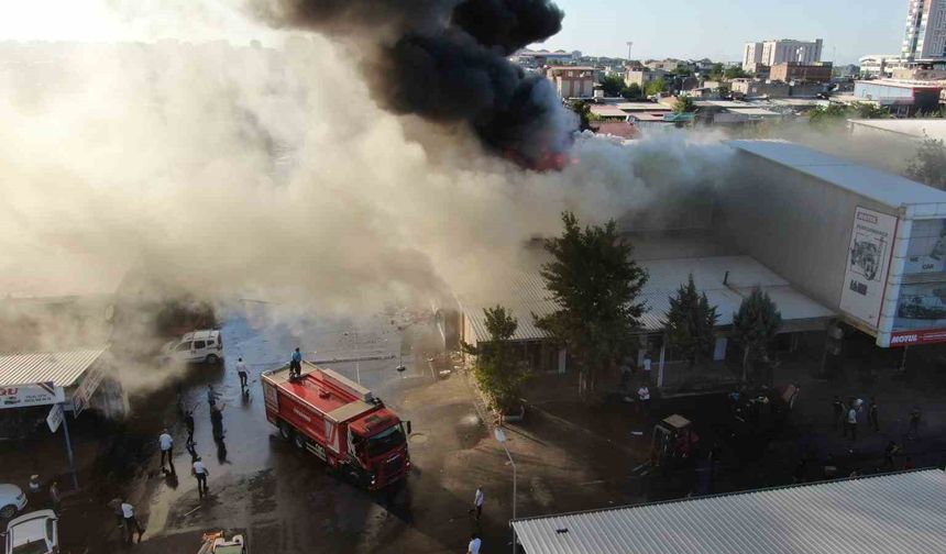 Diyarbakır'da sanayi sitesi alev alev: Yangın sürüyor!