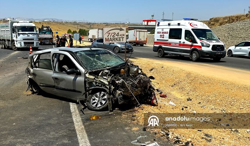 Diyarbakır’da tır ve otomobil çarpıştı: 3’ü ağır 5 yaralı