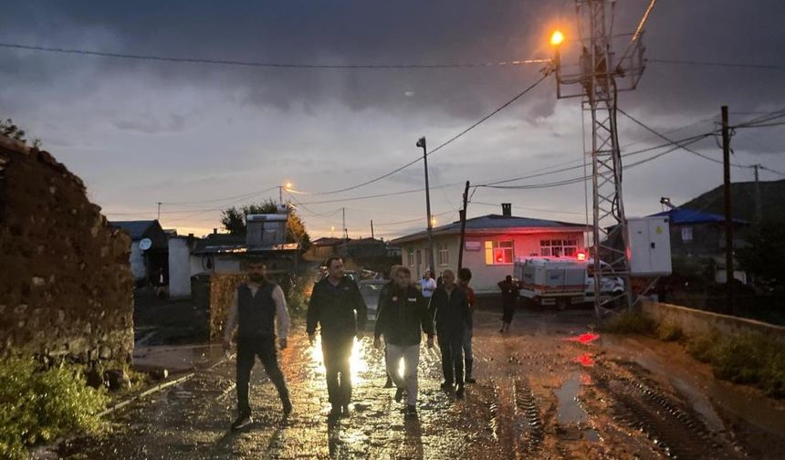 Kars'ta sel nedeniyle ev ve ahırlar zarar gördü!