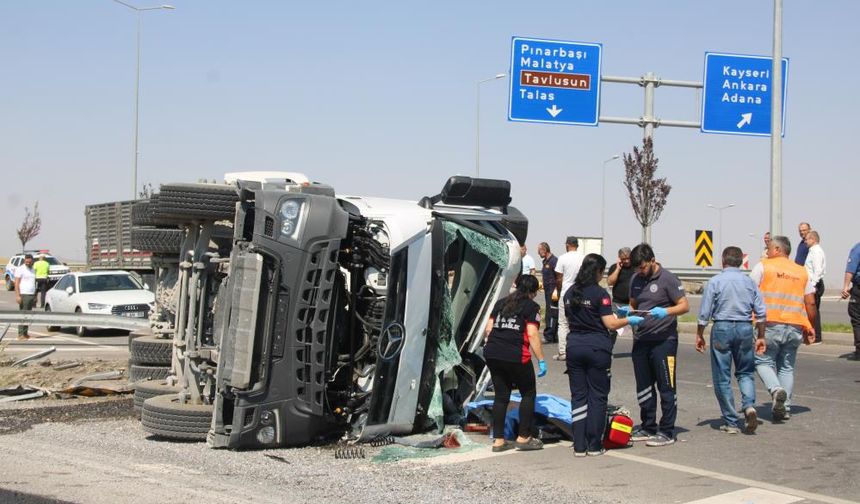 Kayseri'de feci kaza: Beton mikserinin devrilmesiyle şoför hayatını kaybetti!